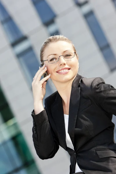 Telefonar a uma jovem empresária — Fotografia de Stock