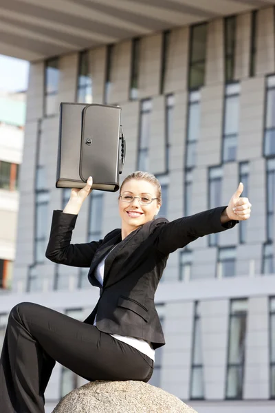 Donna d'affari con una valigetta — Foto Stock