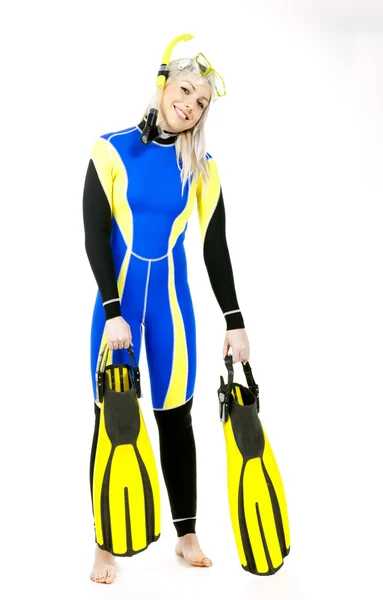 Stoi młoda kobieta ubrana neoprenu z snorkeling sprzęt — Zdjęcie stockowe