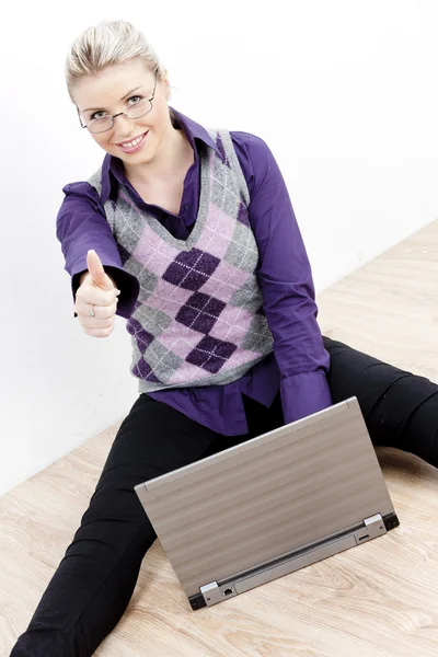 Siedzi młoda kobieta z notebookiem — Zdjęcie stockowe