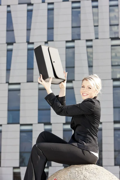 Joven empresaria sentada con un maletín —  Fotos de Stock