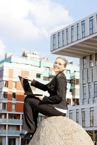 Сидяча молода бізнес-леді з блокнотом — стокове фото