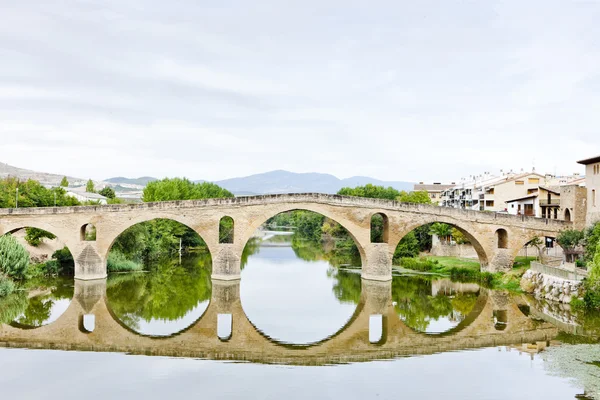 Romanische Brücke über den Fluss Arga, puente la reina, Straße nach sant — Stockfoto