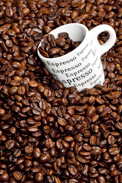 Ένα φλιτζάνι καφέ με κόκκους καφέ — Φωτογραφία Αρχείου