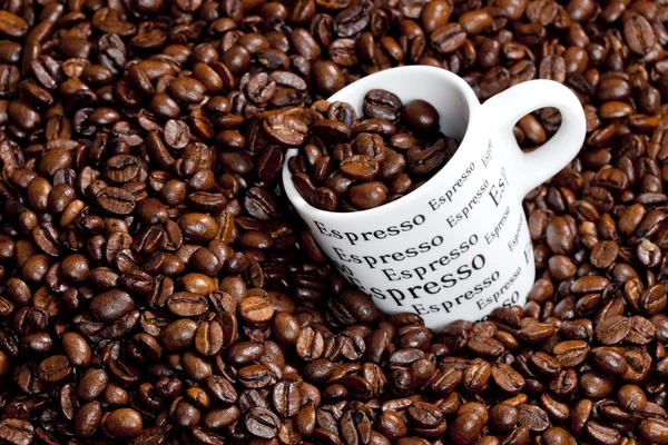 Šálek kávy s kávovými zrny — Stock fotografie
