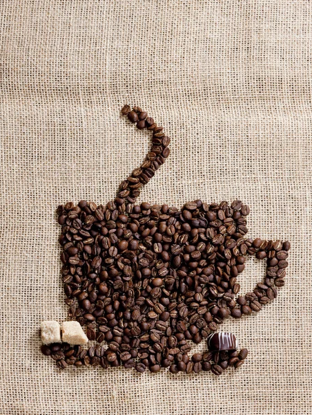 Xícara de café feito de grãos de café com açúcar e chocolate — Fotografia de Stock