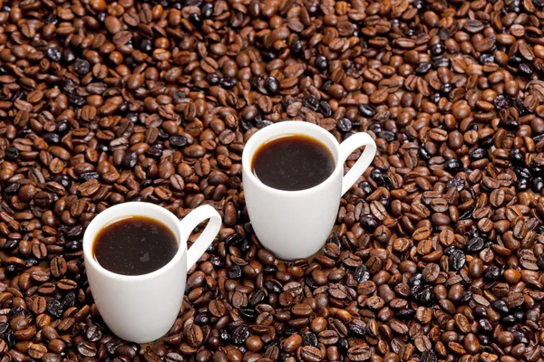 Natura morta di tazze di caffè e chicchi di caffè — Foto Stock