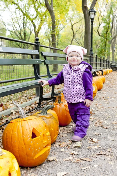 Dziewczynka w jesienny central park, Nowy Jork, Stany Zjednoczone Ameryki — Zdjęcie stockowe
