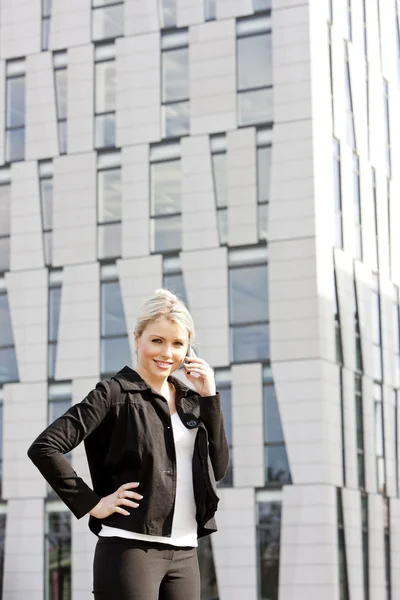 Portret van jonge zakenvrouw telefoneren — Stockfoto