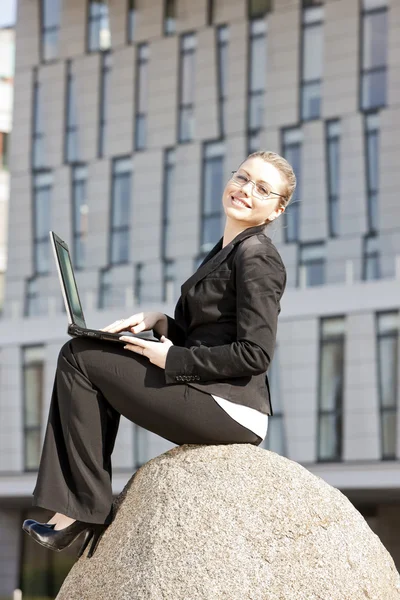 Сидяча молода бізнес-леді з блокнотом — стокове фото