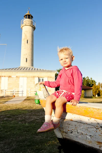 座っている小さな女の子リチャード灯台、アキテーヌ地域圏、フランス — ストック写真