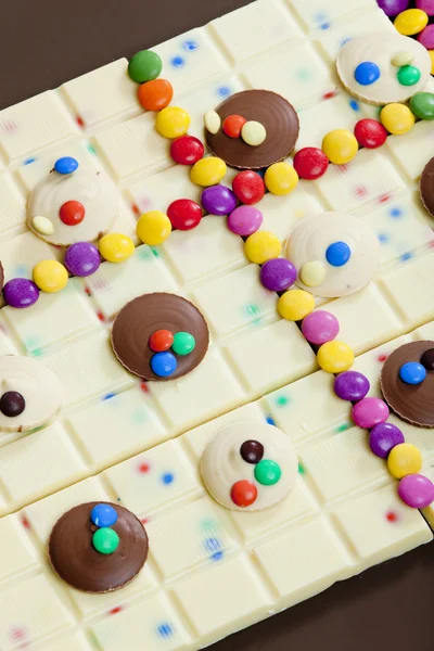 Chocolate branco com smarties — Fotografia de Stock