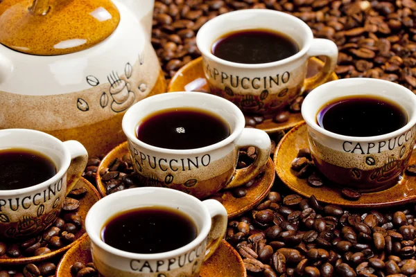 Stilleven van koffie kopjes en koffiepot — Stockfoto