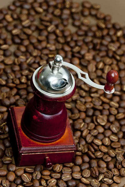 커피 원두가 달린 커피 분쇄기 — 스톡 사진