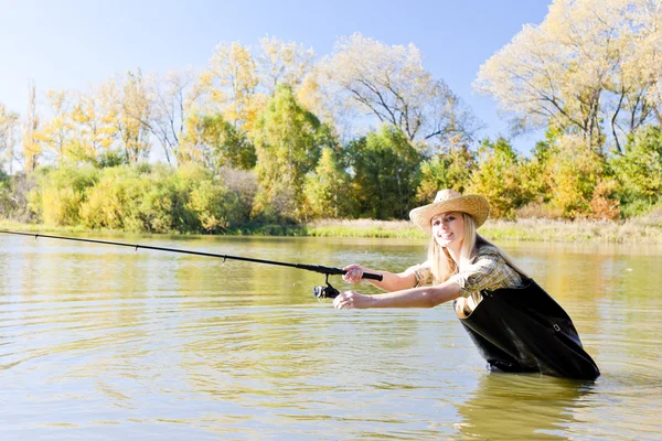 Γυναίκα που ψαρεύει στη λίμνη — Φωτογραφία Αρχείου