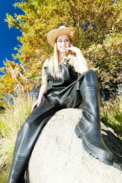 Fisher mujer sentado en piedra — Foto de Stock