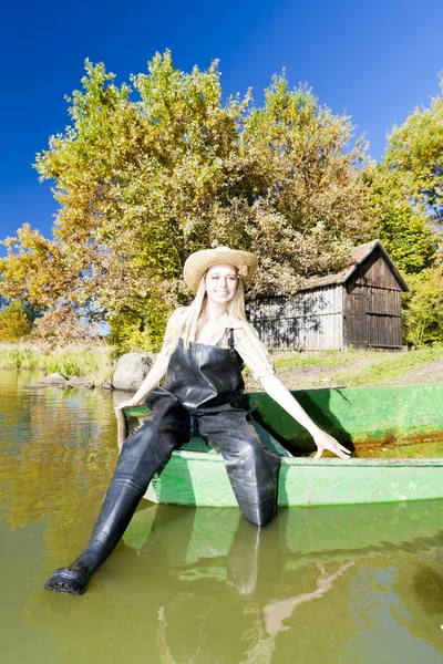 Pescador mulher sentado no barco — Fotografia de Stock