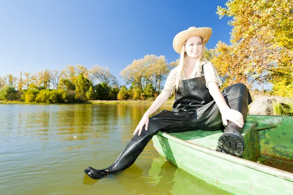 Fisher kadın teknede oturuyor — Stok fotoğraf