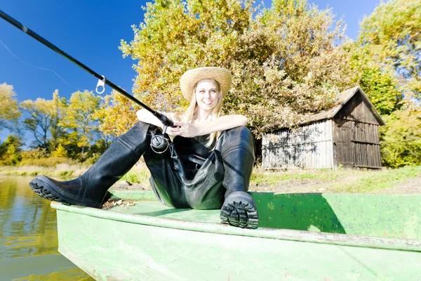 Αλιεία γυναίκα που κάθεται στο σκάφος — Φωτογραφία Αρχείου