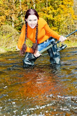 Çek Cumhuriyeti Otava nehirde balık kadını
