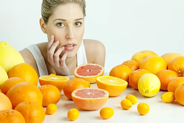 Portret van een jonge vrouw met citrusvruchten — Stockfoto