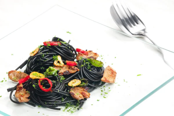Sepia spaghetti med kalkunkjøtt og chili – stockfoto