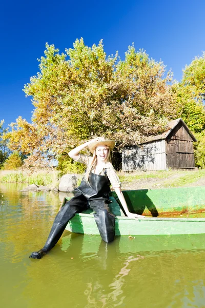 Fischerin sitzt auf Boot — Stockfoto