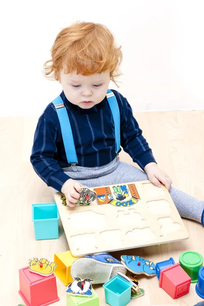 Malý chlapec hraje s puzzle — Stock fotografie