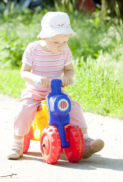 Menina na motocicleta de brinquedo — Fotografia de Stock