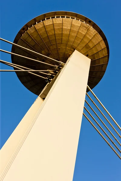 Nuevo puente con restaurante en la torre, Bratislava, Eslovaquia — Foto de Stock