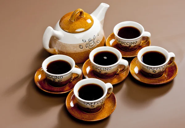 Натюрморт из кофейных чашек и кофейника — стоковое фото