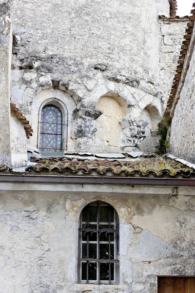 Förstöra gamla kyrka i noaillan, aquitaine, Frankrike — Stockfoto