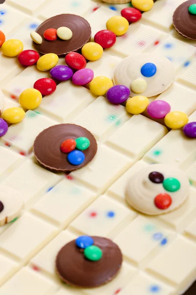 Natürmort beyaz çikolata ile smarties — Stok fotoğraf