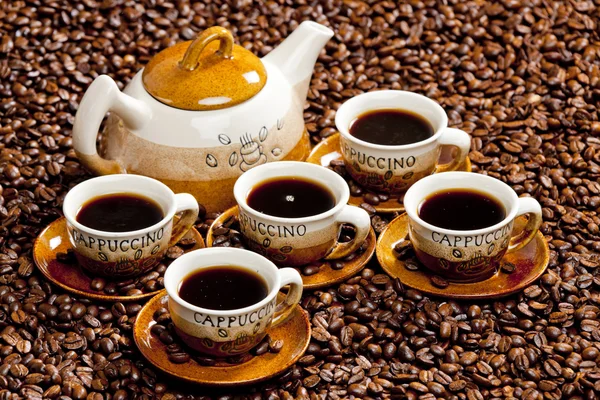 Natura morta di tazze di caffè e caffettiera — Foto Stock