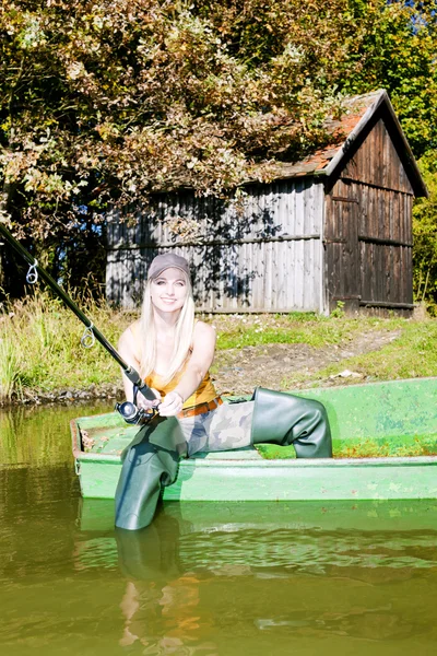 Visserij vrouw zitten op boot — Stockfoto