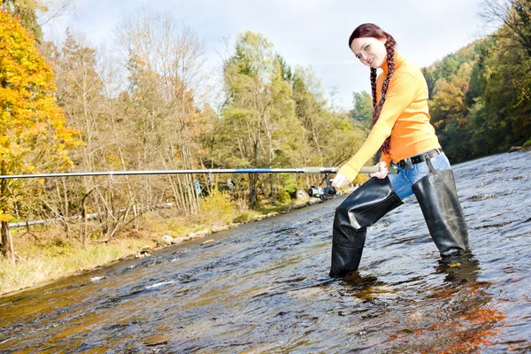 Mujer pescando en Otava, República Checa —  Fotos de Stock