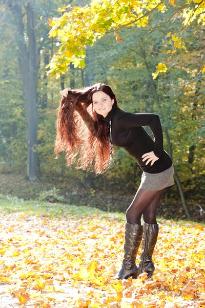 Jonge vrouw in de herfst natuur — Stockfoto