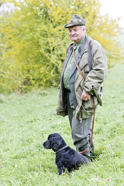Jäger mit seinem Hund auf Jagd — Stockfoto