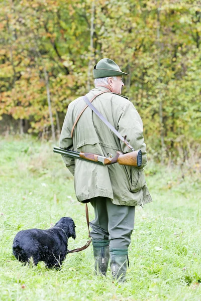 Мисливець зі своїм собакою полювання — стокове фото
