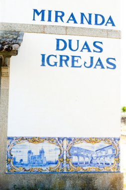 Portekiz, Duas Igrejas tren istasyonundaki fayanslar (azulejos)