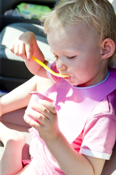 小女孩吃酸奶的肖像 — 图库照片