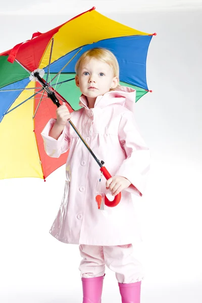 Klein meisje met paraplu — Stockfoto