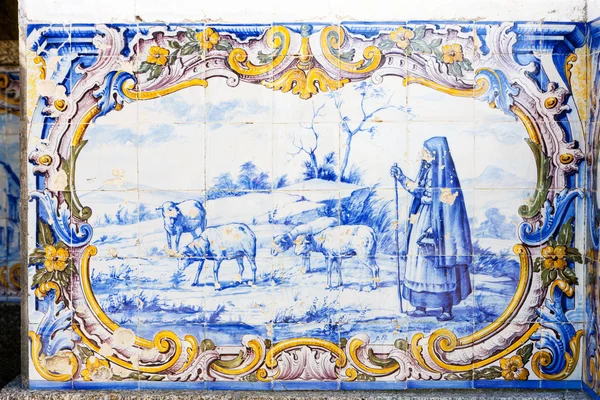 Piastrelle (azulejos) alla stazione ferroviaria di Duas Igrejas, Portogallo — Foto Stock