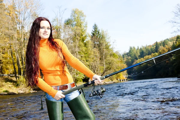 Mulher pesca no rio Otava, República Checa — Fotografia de Stock