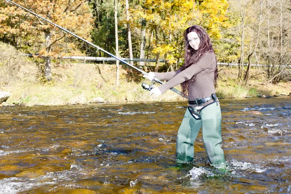 在捷克共和国 otava 河里钓鱼的女人 — 图库照片