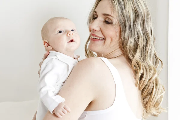Anne ile bebeği portresi — Stok fotoğraf