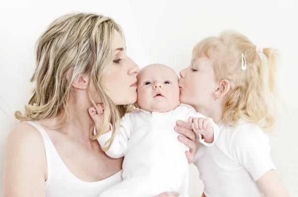 Portret van moeder met haar dochters — Stockfoto