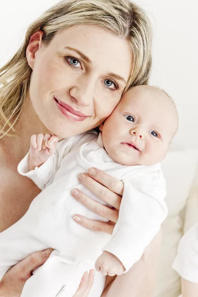 Porträt der Mutter mit ihrem Baby — Stockfoto