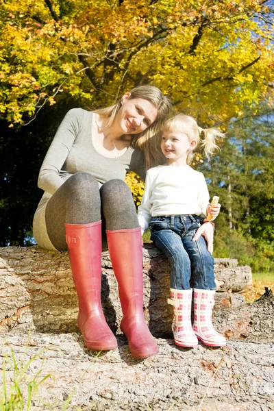 Moeder met haar dochtertje in de herfst natuur — Stockfoto