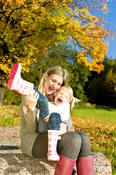 Mother with her little daughter in autumnal nature — Stock Photo, Image